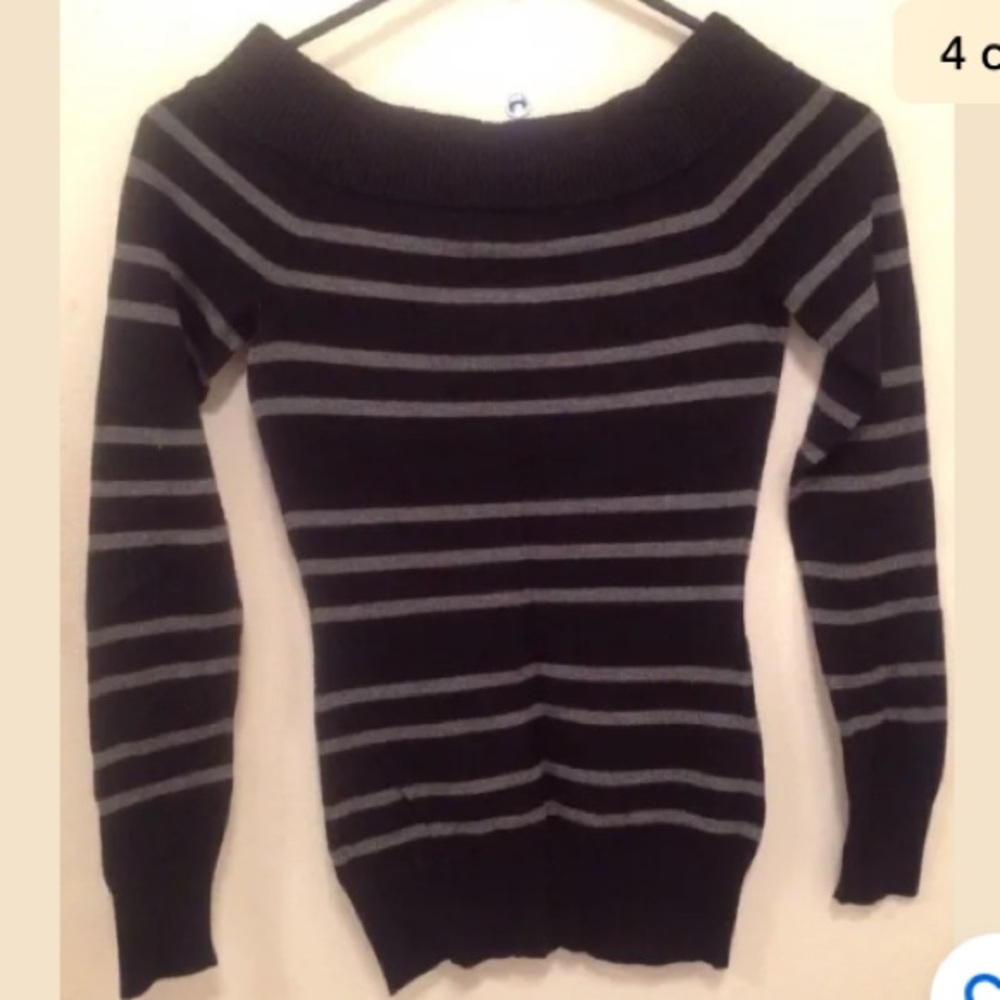 ❣️GUESS Sweater❣️ - Picture 2 of 7